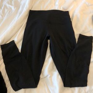 Lululemon 28 in black aligns size 6